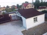 Деревянный навес для двух машин с хозблоком в белом